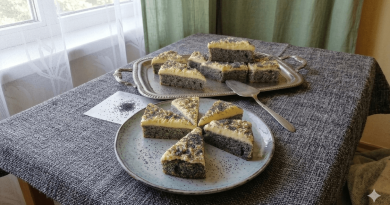 Mákos pudingos háromszög sütemény sárga vaníliakrémmel, mákkal megszórva, rusztikus tálaláson, szürke terítőn.