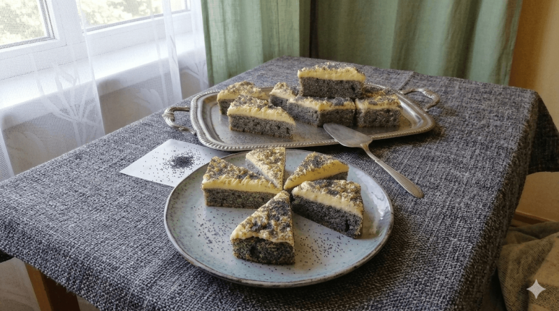 Mákos pudingos háromszög sütemény sárga vaníliakrémmel, mákkal megszórva, rusztikus tálaláson, szürke terítőn.